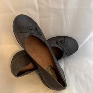 Woman’s Hush Puppies Flats Size 8 worn once. Black.